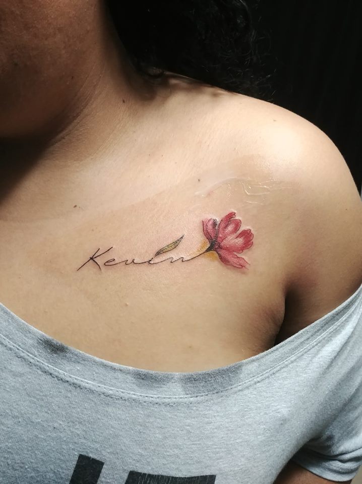 Tatuaje de Flor con nombre kevin realizado por Omar Mendoza tatuaje realizado por Omar Mendoza