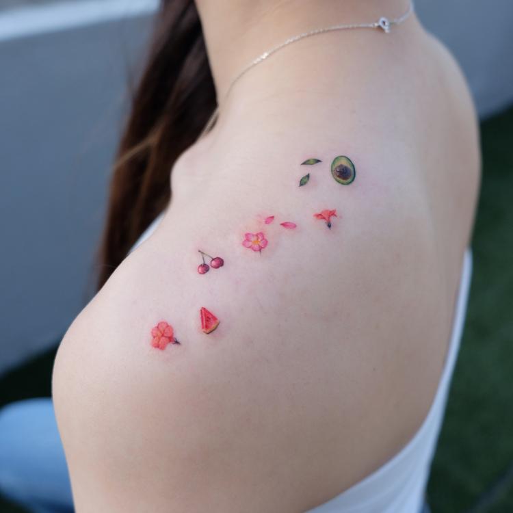 Mini frutas y flores en color tatuaje realizado por Siyeon