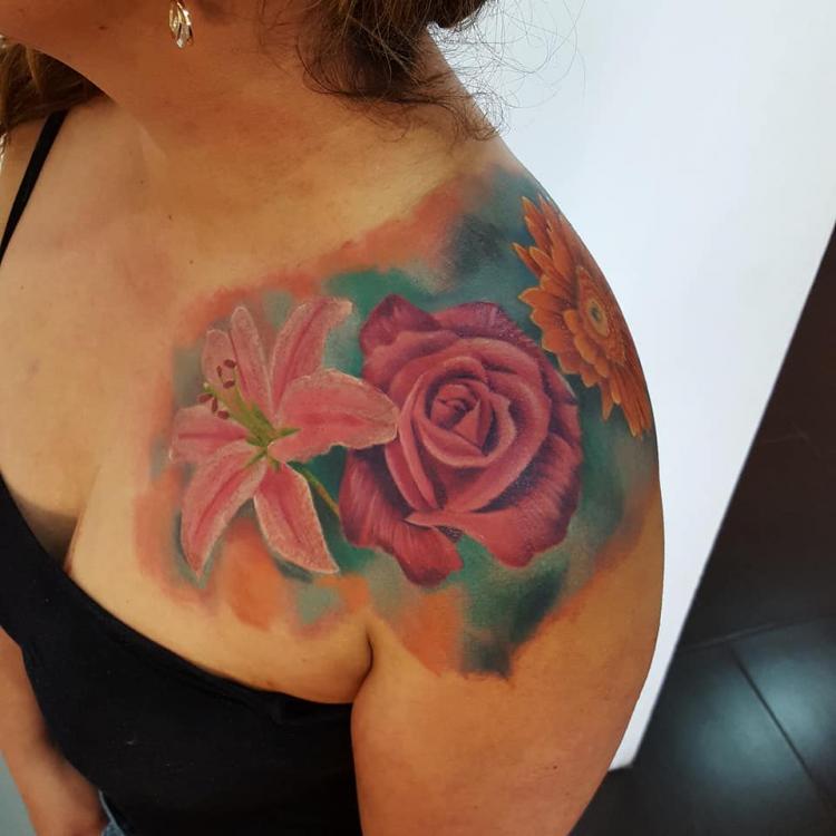 ▷ Flores en el hombro girasol y rosa, tatuaje realizado por el tatuador  Carlos Koyote Ramirez | Ideas de tatuajes