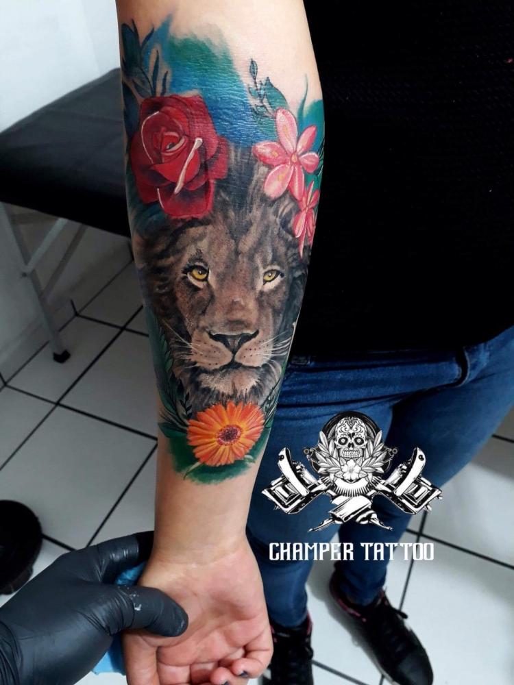 ▷ León con flores a color, tatuaje realizado por el tatuador Champer tattoo  | Ideas de tatuajes