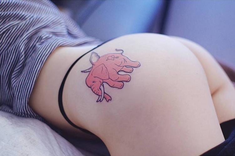 ▷ Elefante con alas en el Glúteo, tatuaje realizado por el tatuador Seoeon  | Ideas de tatuajes