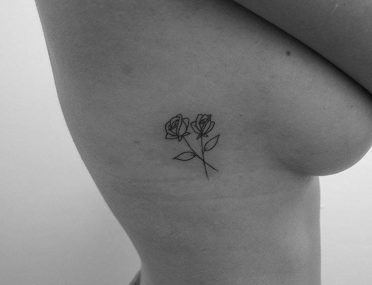Tatuaje de Rosas mianiatura en las costillas realizado por ShortyLoco tatuaje realizado por ShortyLoco