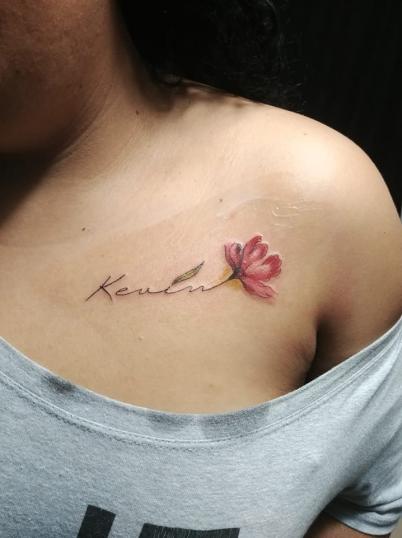 Flor con nombre kevin tatuaje realizado por Omar Mendoza
