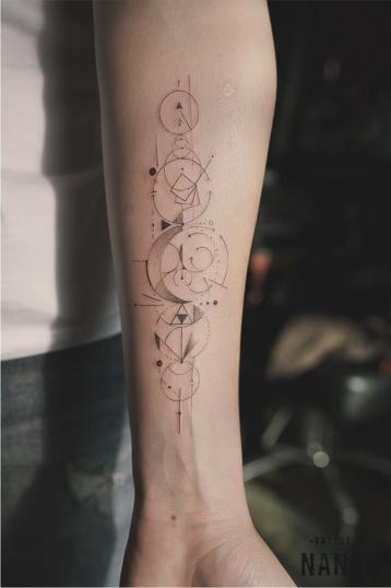Tatuaje Geométrico en el brazo realizado por  Nandotattoo tatuaje realizado por Nandotattoo