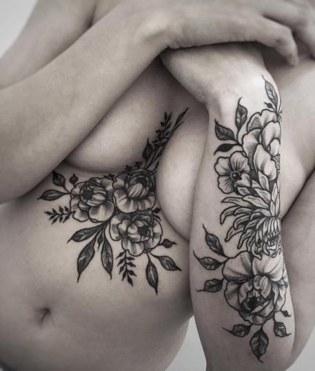 Tatuaje de Flores blackwork en el pecho y brazo realizado por Simona O'Kif tatuaje realizado por Simona O'Kif