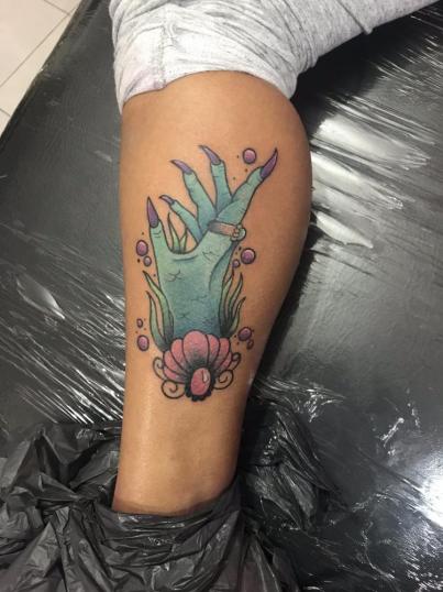 Mano de sirena neotradicional tatuaje realizado por Edgar Salazar