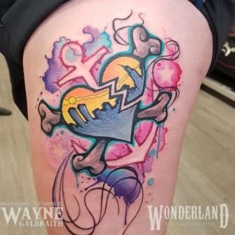 Homenaje a la banda de punk rock  tatuaje realizado por Wayne Galbraith