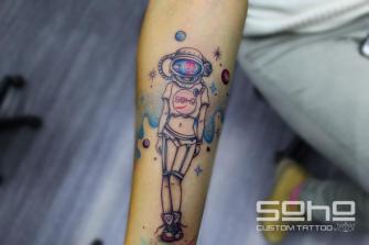 Astronauta soho tatuaje realizado por SOHO CUSTOM TATTOO