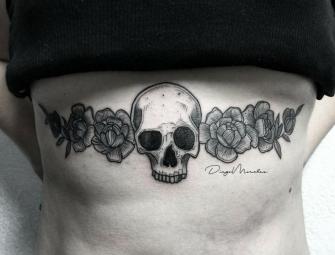 Cráneo con flores tatuaje realizado por Diego Moralez