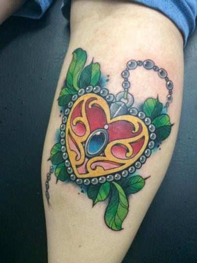 Corazón neotradicional  tatuaje realizado por Christian García