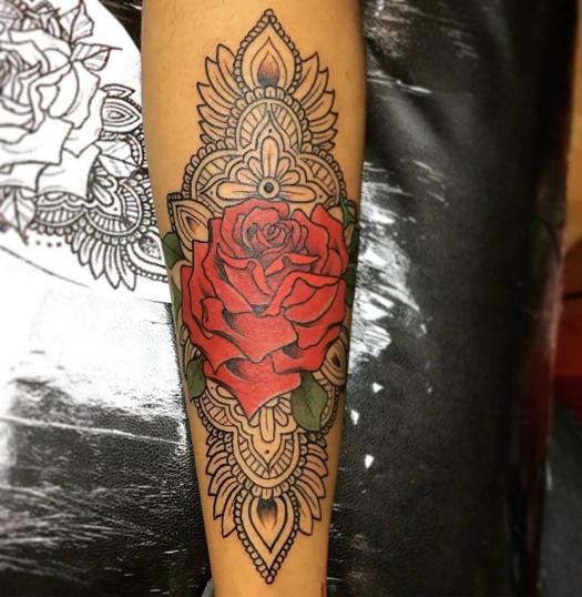 Rosa y mandala tatuaje realizado por Zac Ink Tattoo Shop