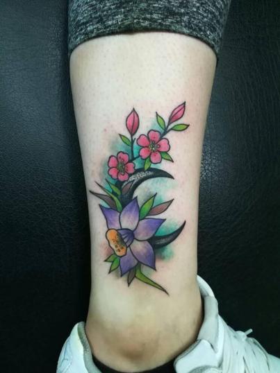 Flores y luna tatuaje realizado por Victor Hugo Avalos
