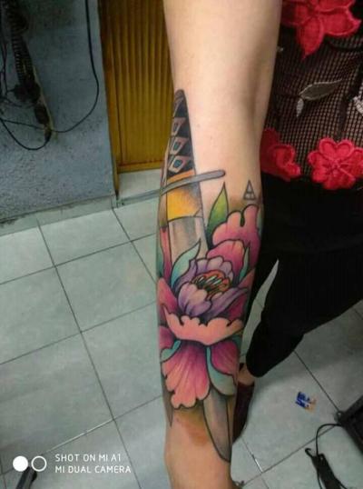 Flor Peonía y cuchillo tatuaje realizado por Victor Hugo Avalos