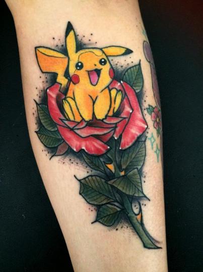 Pikachu y rosa tatuaje realizado por Maneki Neko Tattoo MX