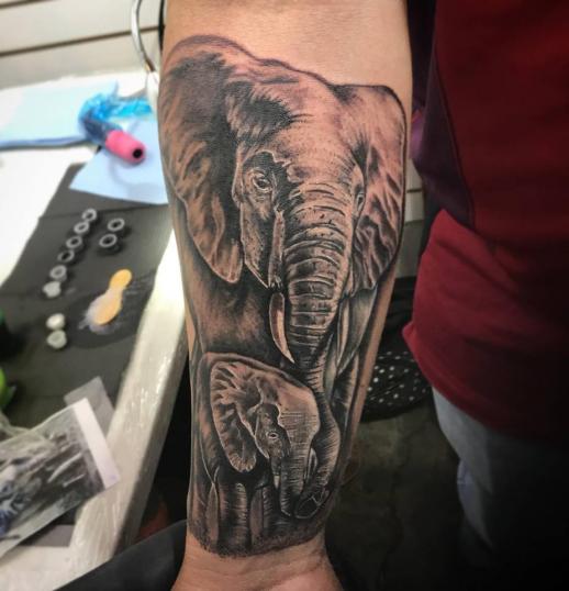 Tatuaje de Elefantes black and grey realizado por Edgar Constantino flores (Tino) tatuaje realizado por Edgar Constantino flores 