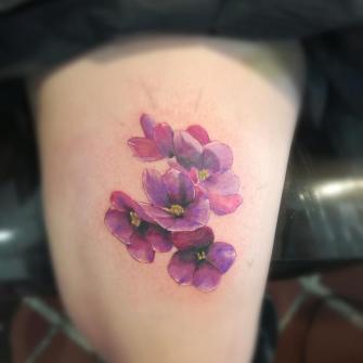 Tatuaje de Flores en la pierna realizado por Rodrigo Guzmán (Tokie Roy) tatuaje realizado por Rodrigo Guzmán