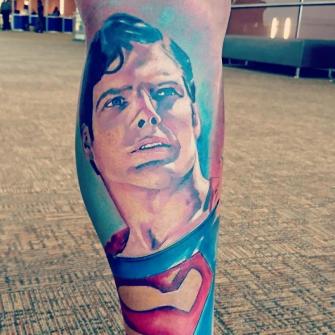 Superman realismo a color tatuaje realizado por Paulino Vergara