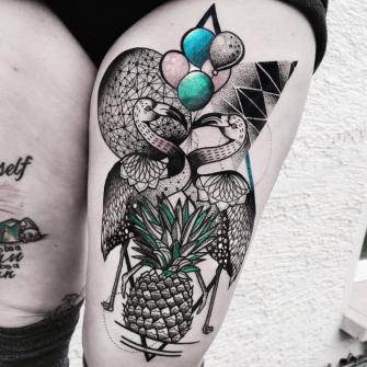 Tatuaje de Flamencos y piña en la pierna realizado por Jessica Svartvit tatuaje realizado por Jessica Svartvit