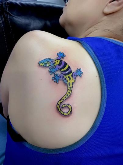 Salamandra colores tatuaje realizado por Adan dados uno