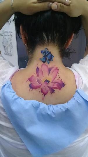 Flor de loto espalda tatuaje realizado por Jocker Ink Tattoo