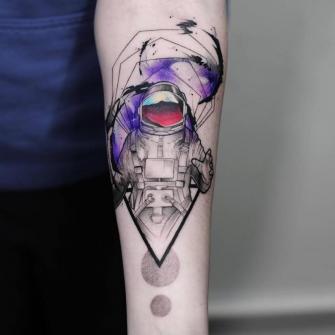 Astronauta  tatuaje realizado por Baris Yesilbas