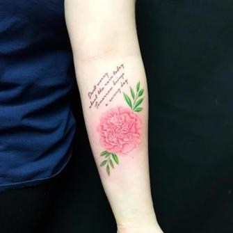 Clavel rosa tatuaje realizado por Jing's Tattoo