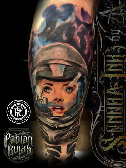 Astronauta en el espacio tatuaje realizado por Fabian Rojas