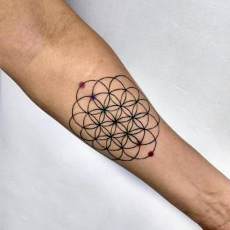 Geometrico tatuaje realizado por Nowone Alcauter