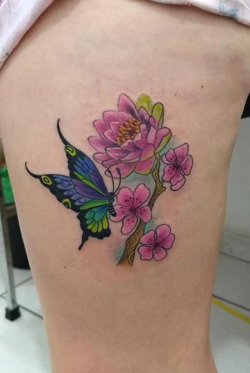 Mariposa y flores tatuaje realizado por Checko Palma Tattoo