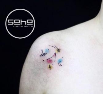Mini galaxia  tatuaje realizado por Soho Custom Tattoo