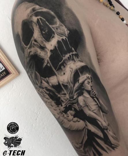 Cráneo Black and Grey brazo tatuaje realizado por Gil Perez