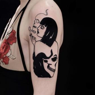 Tatuaje de Mujer y cráneo Blackwork realizado por The Wolf Rosario tatuaje realizado por The Wolf Rosario