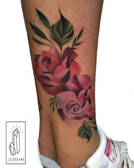 Tatuaje de Rosas en la pantorrilla realizado por Ces Páramo tatuaje realizado por Ces Páramo