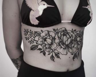 Tatuaje de Flores Peonías Blackwork tatuaje realizado por Simona O'Kif