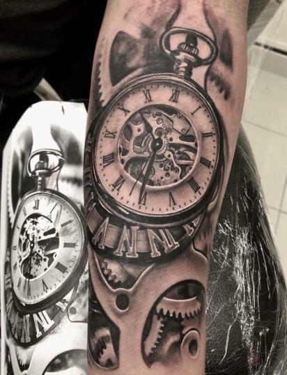 Reloj realismo tatuaje realizado por Héctor León
