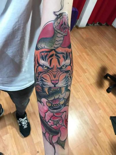 Tigre y serpiente neotradicional tatuaje realizado por Alejandro Chino Aceves