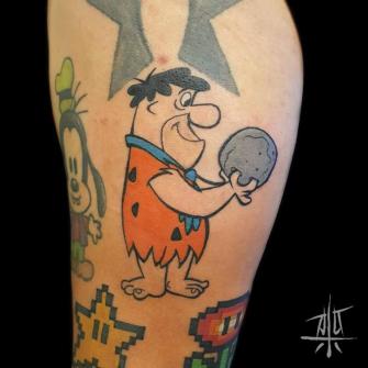 Pedro Picapiedra tatuaje realizado por Karla Knox