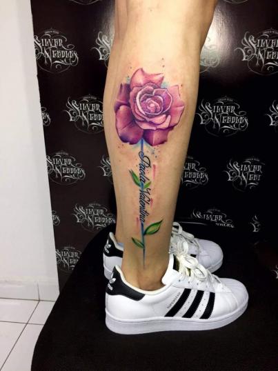 Rosa en pantorrilla tatuaje realizado por Javhier Estrada