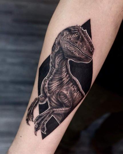 Dinosaurio Velociraptor tatuaje realizado por Mariana Villanueva