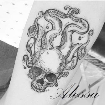 Cráneo con tentaculos tatuaje realizado por Alessa Dot