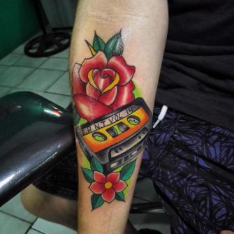 Rosa y casete musical tatuaje realizado por José Morales Choque