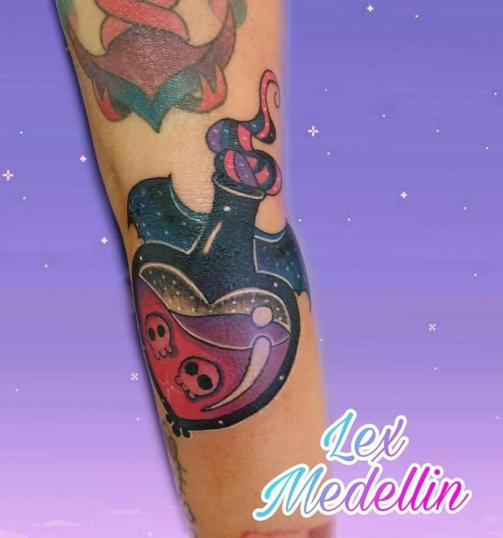 Poción de locura de amor  tatuaje realizado por Lex Medellin