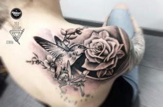 Colibrí y rosa black and grey tatuaje realizado por Jenna Kinga