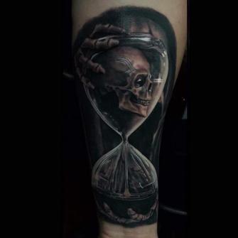 Reloj de arena y cráneo tatuaje realizado por Carlox Angarita