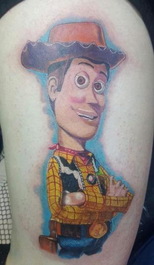 Tatuaje de Woody, Toy Story realizado por Nelson Angarita tatuaje realizado por Nelson Angarita