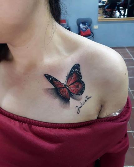 Mariposa y nombre tatuaje realizado por Jass Aguirre