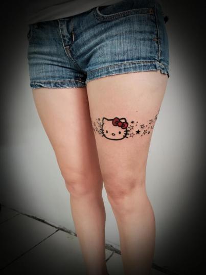 Hello kitty en la pierna tatuaje realizado por Love for tattos