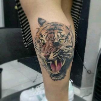 Tigre realismo a color tatuaje realizado por Tokie Roy