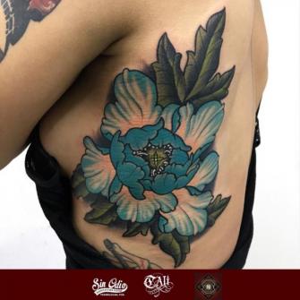 Tatuaje de Flor Peonía Neotradicional realizado por Cali Cetina tatuaje realizado por Cali Cetina