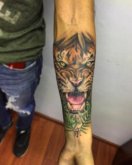 Tigre a color tatuaje realizado por Gerardo Aceves